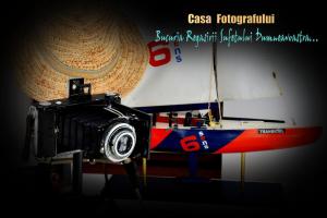 una cámara en un modelo de barco en Casa Fotografului, en Constanţa