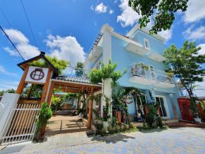 a blue house with plants in front of it at Inn巷文創旅店 Inn siang B&B-墾丁夢幻島 in Sigou
