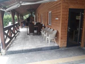 Balkón alebo terasa v ubytovaní Jaśkowa Chata Bieszczady apartament z basenem