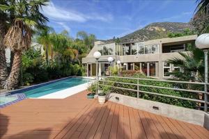 Galeriebild der Unterkunft Idyllic secluded mountain Villa of 100 Games w/pool & spa in Altadena