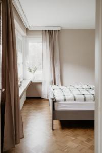 een slaapkamer met een bed voor een raam bij Ferienhaus Olive in Winterberg