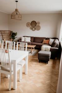 een woonkamer met een witte tafel en stoelen bij Ferienhaus Olive in Winterberg