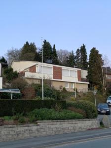 een gebouw aan de kant van een straat bij Ferienhaus Olive in Winterberg