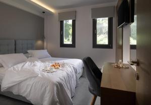 Un ou plusieurs lits dans un hébergement de l'établissement Terra Olivia Luxury Villas and Suites