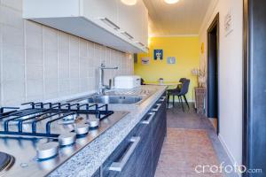 Kuchyň nebo kuchyňský kout v ubytování Apartments & Rooms Laganini