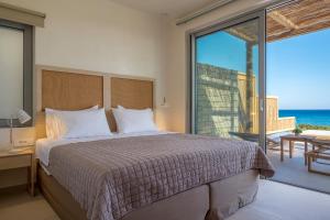Un pat sau paturi într-o cameră la Salvia Luxury Collection Suites