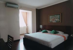 Voodi või voodid majutusasutuse Helios Hotel Malang toas +37 fotot
