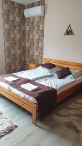 A bed or beds in a room at Kövirózsa Vendégház