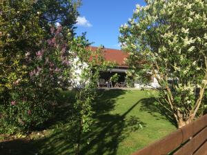 einen Hof mit Bäumen und einem Zaun und einem Haus in der Unterkunft Schönes Familienzimmer in Neumarkt in der Oberpfalz