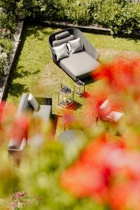 een uitzicht op een bank en stoelen in de tuin bij Chesa Valese in Zermatt