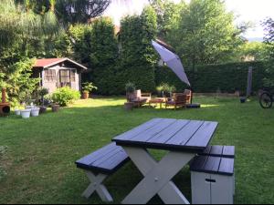 Garður fyrir utan Appartement Brettljause Ferienhaus Fuenf Sinne