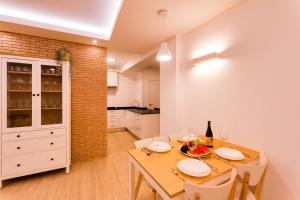 uma cozinha e sala de jantar com mesa e cadeiras em La Playa - Alicante City Center em Alicante