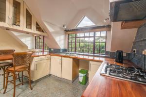 內羅畢的住宿－Twiga Hill Garden 5，厨房配有水槽和炉灶 顶部烤箱