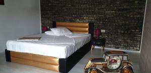 ママイア・ノルドにあるCasa Mirのベッドルーム1室(ベッド1台、床に時計付)