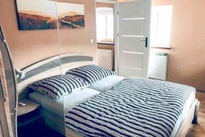 sypialnia z łóżkiem i obrazem na ścianie w obiekcie Mieszkanie w kamienicy w centrum Dusznik Zdroju w mieście Duszniki Zdrój