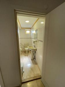 A bathroom at EVİM APART HOTEL