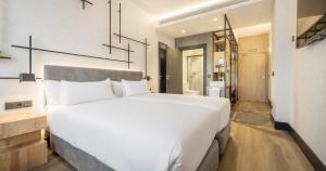 Postel nebo postele na pokoji v ubytování Hotel Ilunion San Mamés