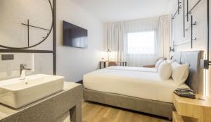 Postel nebo postele na pokoji v ubytování Hotel Ilunion San Mamés