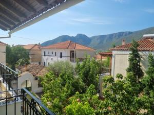 widok na góry z balkonu domu w obiekcie Apartment Theodoros w mieście Leonidion