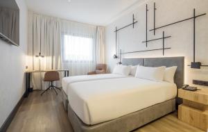 Postel nebo postele na pokoji v ubytování Hotel Ilunion San Mamés