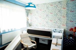 Zimmer mit einem Bett, einem Schreibtisch und einem Stuhl in der Unterkunft Beautiful family house 5 min away from Amsterdam in Badhoevedorp