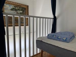 uma cama em um quarto com janela e um berço em View for two em Gränna