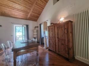 a kitchen with a wooden cabinet and a table and chairs at L'Atelier du Temps - Baita Grandes Jorasses in Montita +19 photos