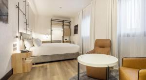 Postel nebo postele na pokoji v ubytování Hotel Ilunion San Mamés