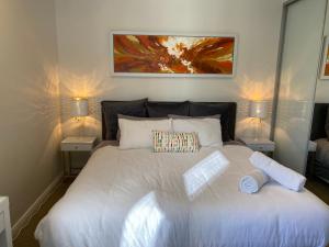 Gallery image of Governor Luxe 1 BR Apartment in the heart of Barton WiFi Gym Wine Secure Parking Canberra in Kingston 