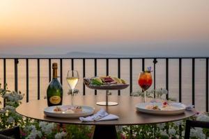 維克艾庫塞的住宿－安久麗列里大酒店，一张桌子,上面放着两盘食物和一瓶葡萄酒
