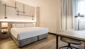 Postel nebo postele na pokoji v ubytování Hotel Ilunion San Mamés