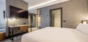 Postel nebo postele na pokoji v ubytování Hotel Ilunion San Mamés