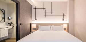 Postel nebo postele na pokoji v ubytování Hotel Ilunion San Mamés
