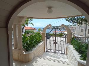 d'un balcon avec un portail et des plantes. dans l'établissement Vila Anita, à Sumartin