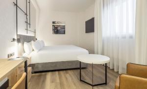 Postel nebo postele na pokoji v ubytování Hotel Ilunion San Mamés