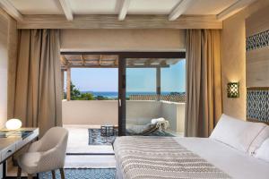 Baglioni Resort Sardinia - The Leading Hotels of the World tesisinde bir odada yatak veya yataklar