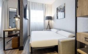 Postel nebo postele na pokoji v ubytování Hotel Ilunion San Mamés