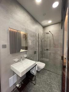 Ett badrum på Sterkh Hotel