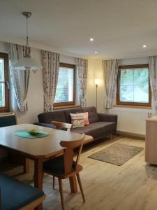 ein Wohnzimmer mit einem Sofa und einem Tisch in der Unterkunft Neurauthof in Zellberg