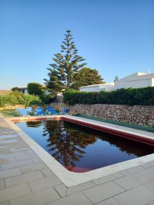 Bazén v ubytování 3 bedrooms villa at Cap d'en Font 800 m away from the beach with sea view private pool and enclosed garden nebo v jeho okolí