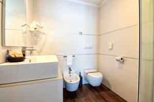 A bathroom at H2O ROOMS