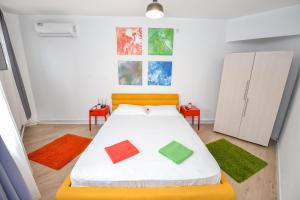 sypialnia z łóżkiem z 2 dywanami w obiekcie City Center Accommodation w Bukareszcie