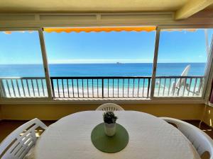 un tavolo con vista sull'oceano da un balcone. di Miramar Playa - Aloturin Benidorm a Benidorm