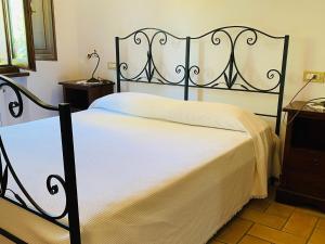 ein schwarz-weißes Bett in einem Zimmer in der Unterkunft Locanda Cacio Re in Vallo di Nera