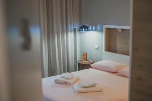 a bedroom with two towels on a bed at Il Perale in Caselle in Pittari