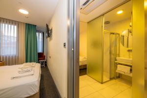 A bathroom at Taksim Hotel V Plus Még 37 kép