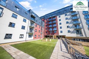 a view of the courtyard of a apartment building at By NEC and Airport- 5 percent off weekly and 10 percent off monthly bookings-1 Bedroom Apartment at Telly Homes Limited Birmingham - Free WiFi, Aster unit in Birmingham