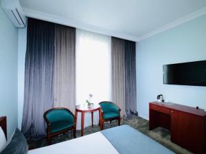 Televiisor ja/või meelelahutuskeskus majutusasutuses Grand Fortune Hotel