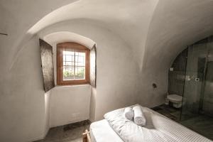 Uma cama ou camas num quarto em Hotel Weiss Kreuz