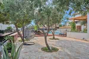 Bazén v ubytování Liberty Living Apartments nebo v jeho okolí